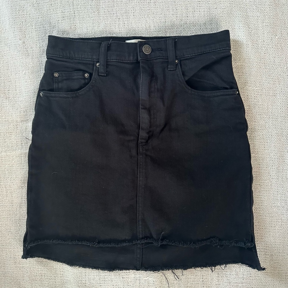 Aritzia Wilfred free black denim raw hem skirt